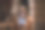 美丽的年轻女孩靠在墙上看着她的手机。微笑着，充满爱意。图片下载