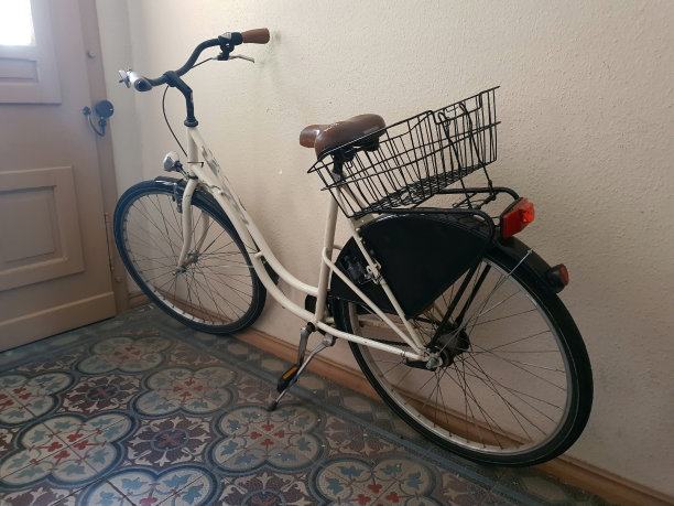 楼梯上的自行车图片下载