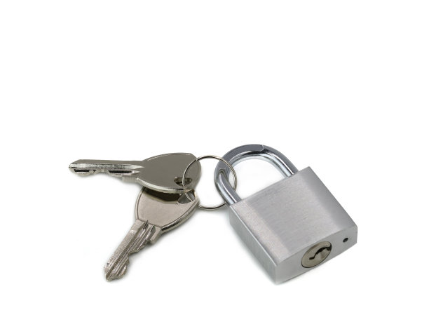 银色挂锁与钥匙隔离在白色背景图片下载