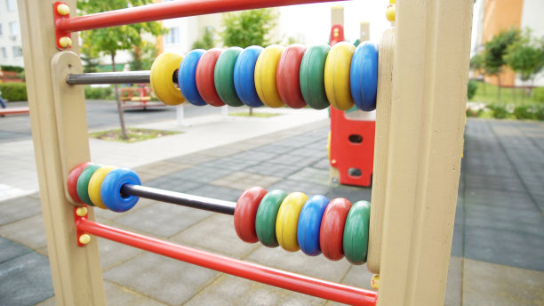 孩子们在秋天的操场上有不同的游戏设备图片下载