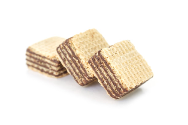 白色背景上的威化巧克力堆甜点图片下载