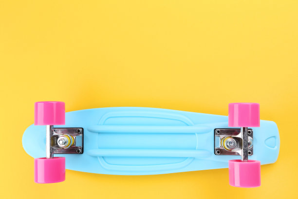 黄色背景上的滑板图片下载