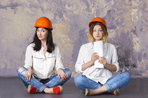 女建筑师戴着橙色的建筑防护头盔图片下载