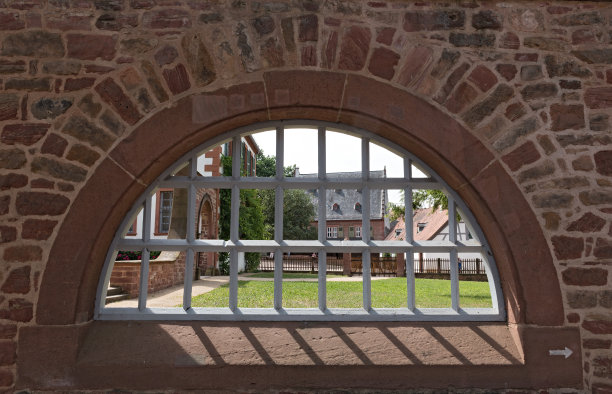 德国海塞塞利根施塔特修道院的墙壁上有铁格子窗图片下载