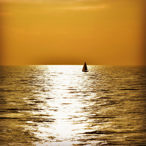 帆船在日落图片下载