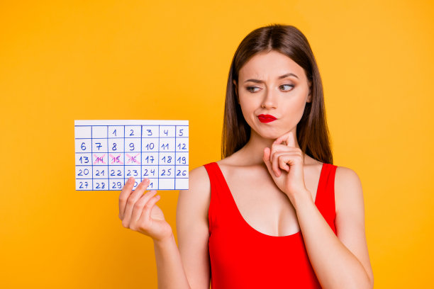 我会尽量记住不要忘记的!旅游、旅游、旅行、商务会议理念。照片肖像的困惑相当害怕不确定的人抱着日历孤立在明亮的背景图片下载