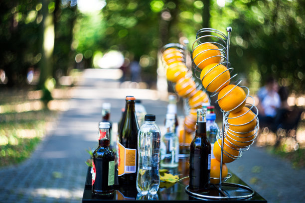 新鲜的橙子陈列在户外的饮料亭图片下载