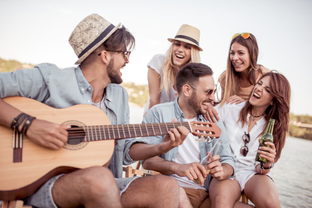 朋友们在海滩上玩图片下载