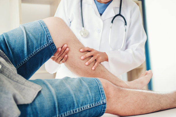 医生咨询患者膝关节问题物理治疗概念图片下载