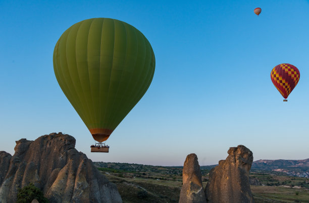 热气球飞过卡帕多西亚山脉图片下载