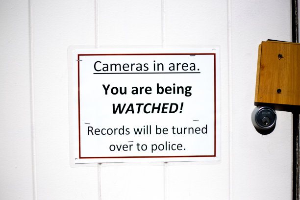 “停止”标志在“看”标志(在铁路)上面，蓝色背景图片下载