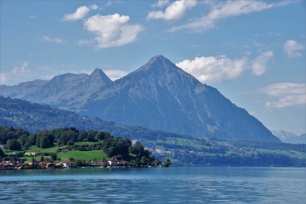 这是一个宁静的秋日，沿着因特拉肯运河驶往瑞士伯尔尼州的土纳湖图片下载