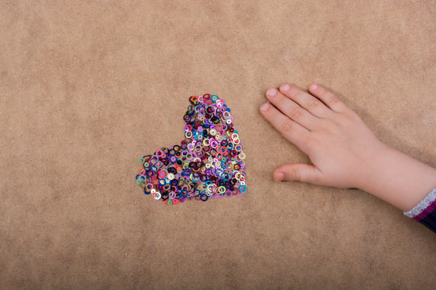 心形的彩色装饰物图片下载