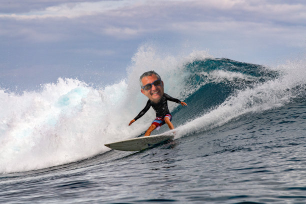 大波浪上的滑稽大头冲浪者图片下载