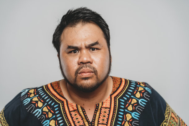 一个有趣的马来西亚人的工作室肖像图片下载