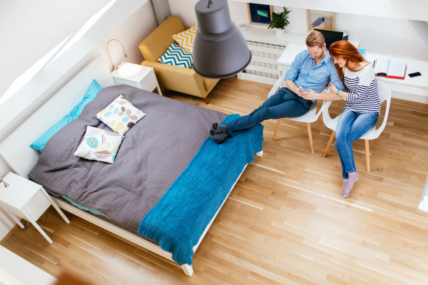 一对美丽的夫妇在家里放松图片下载