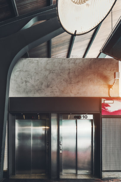 两个电梯在户外图片下载