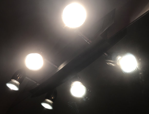 化妆用的灯光和镜子图片下载