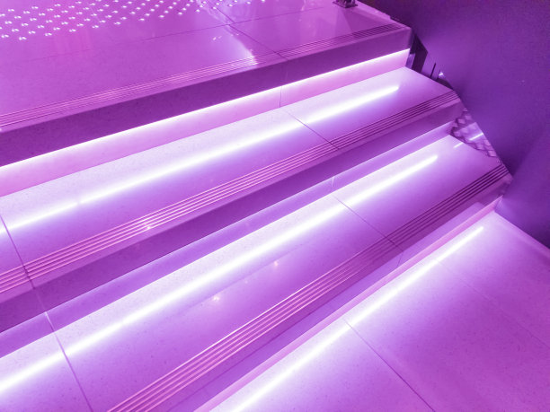 大厦楼梯采用现代霓虹灯照明。图片下载