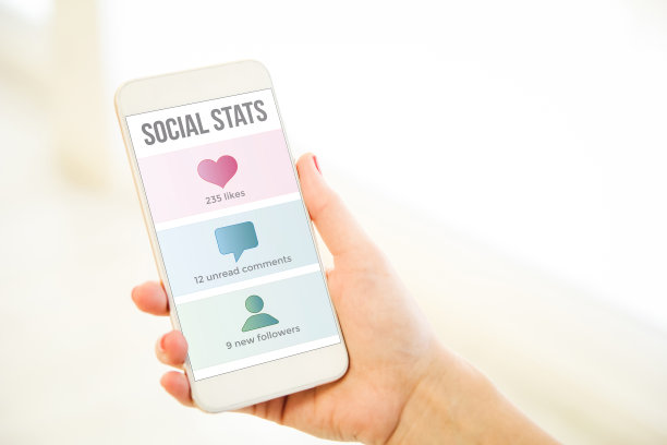 一个拿着粉红金色空白智能手机的女人图片下载