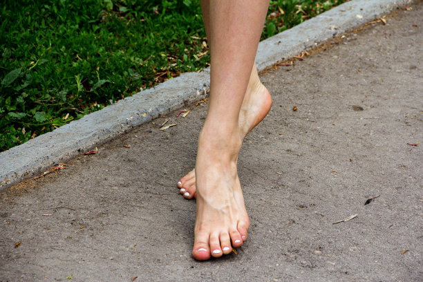 女孩的脚的特写镜头。图片下载