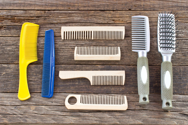 许多各种各样的梳子在木制背景上图片下载