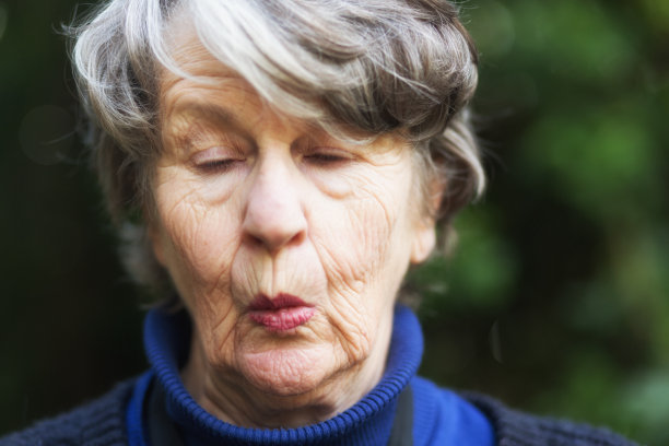 老女人闭着眼睛，撅着嘴图片下载