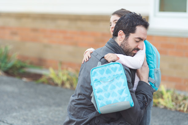 爸爸在女儿上学的第一天跟她说再见图片下载