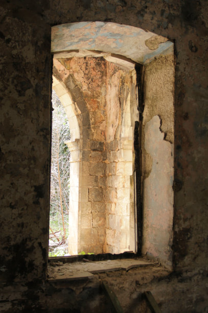 废弃建筑里的一扇弯曲的窗户图片下载