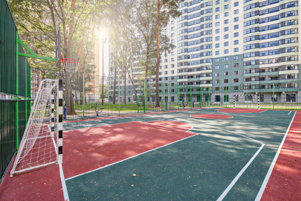新公寓楼旁边是儿童游乐场。图片下载