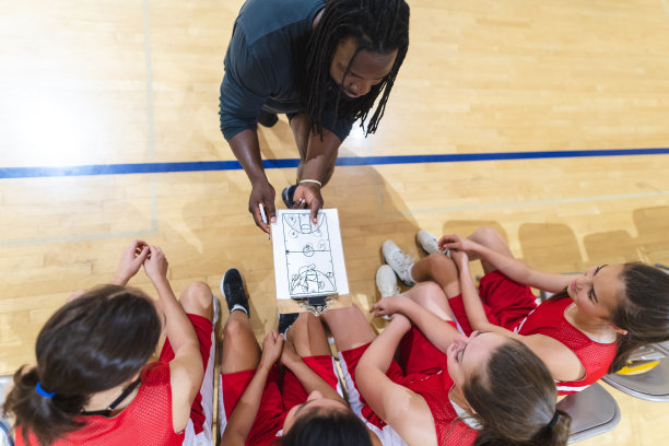 高中教练给他的篮球队员们打气图片下载
