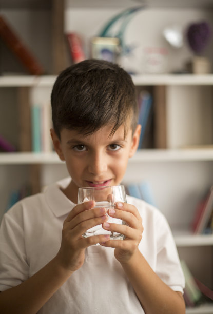 小男孩喝水图片下载