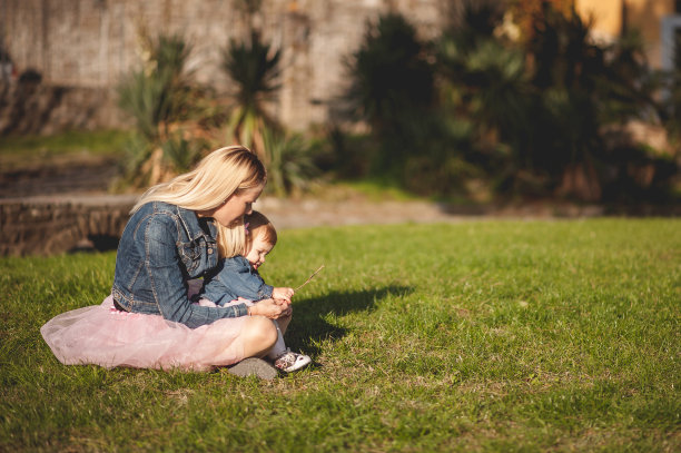 快乐的母亲和她的小女儿都穿着芭蕾舞裙图片下载