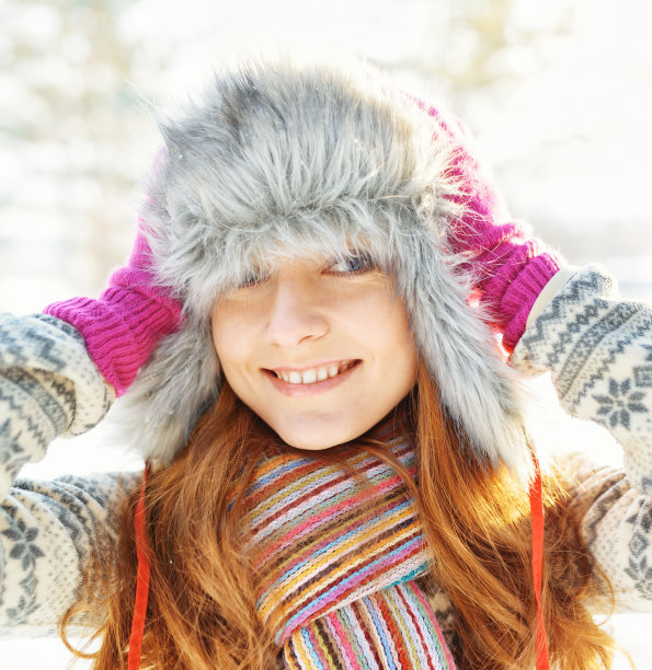 冬天的肖像年轻女子在皮帽图片下载