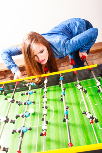 女人在玩桌上足球图片下载