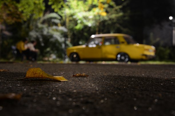 一辆黄色轿车图片下载