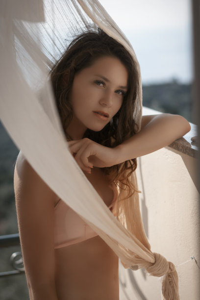 照片的年轻美丽的女人图片下载