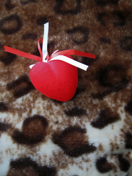 红色的心与红白条纹在棕色的背景图片下载