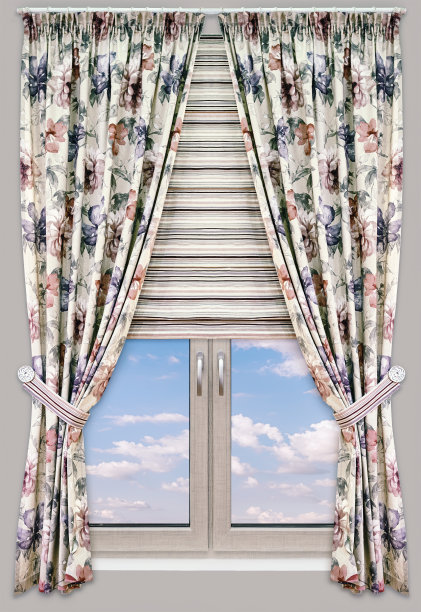 优雅的直帘用花卉图案的织物与罗马条纹窗帘相结合。从窗口望向天空的积云图片下载