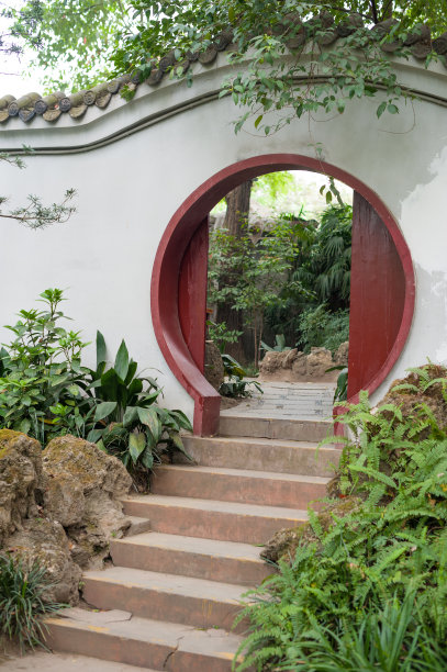 中国传统的圆形门在白色的墙上图片下载