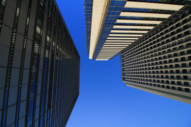 蓝天下矗立着高层建筑图片下载