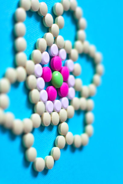 各种药物药丸，片剂，胶囊和瓶子在紫色的背景。毒品和各种麻醉药品。为文本复制空间。设计素材照片图片下载