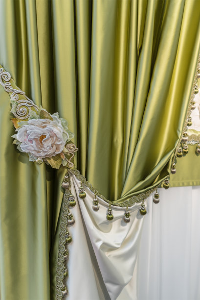 丝绸两侧的窗帘装饰有花边花图片下载