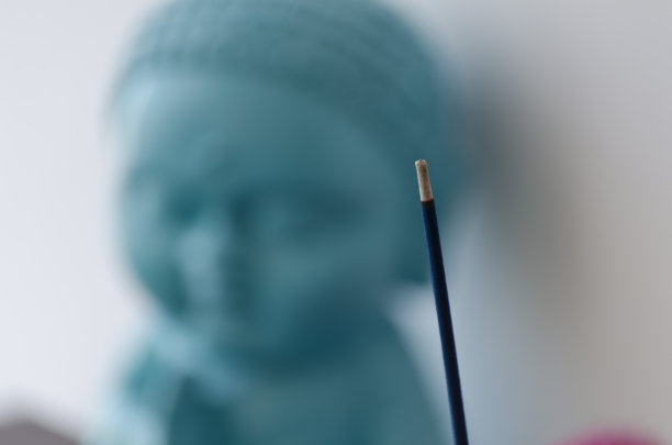 以佛像为背景的香图片下载