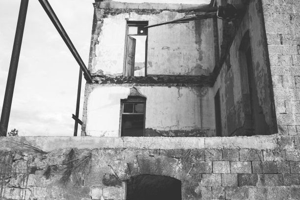 一幢废弃的旧建筑的墙壁和立面。黑白照片图片下载
