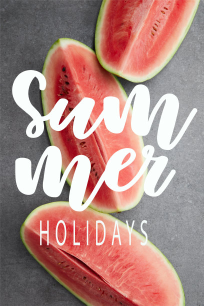 灰色的混凝土桌面上平铺着红色的西瓜片，上面写着“暑假”图片下载