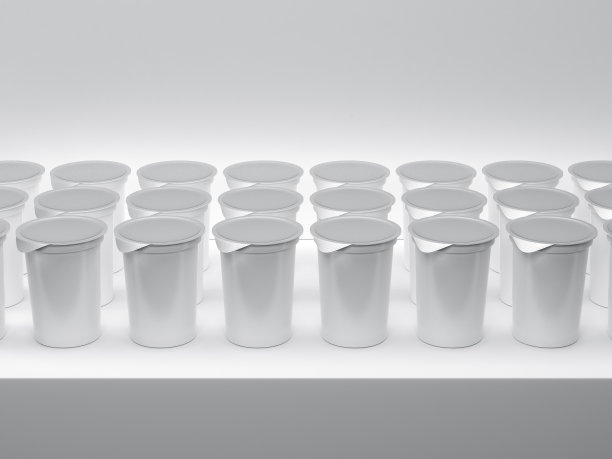 酸奶甜点塑料容器模型站在架子上图片下载