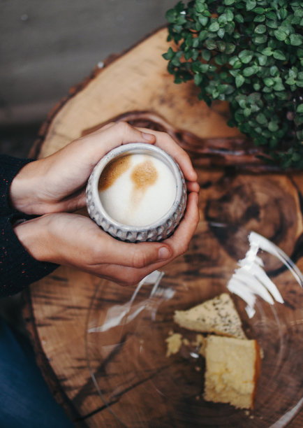 手拿着咖啡杯的裁剪图像图片下载