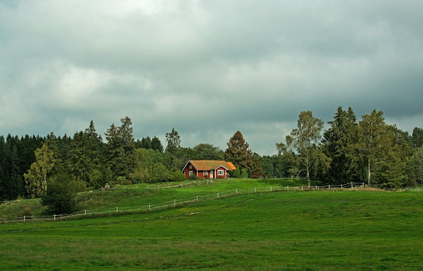 红色的小屋和绿色的田野图片下载
