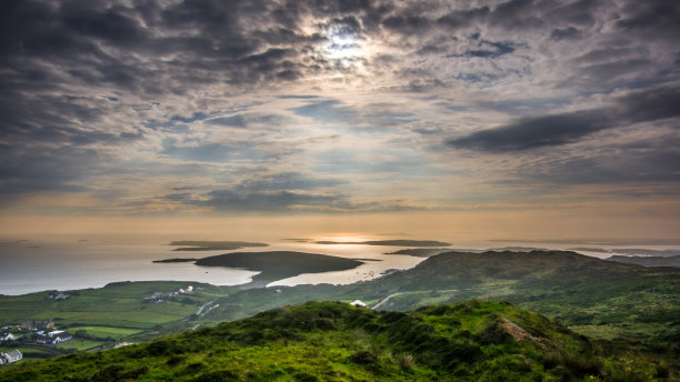 天空路上五颜六色的夕阳。爱尔兰西部的日落。图片下载